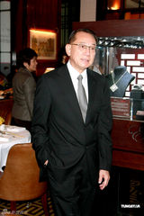 组图：阿娇阿SA合体出席珠宝展 姐妹花大方谈情