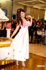 幻灯图：名模林若亚代言内衣 花仙子展妩媚风情