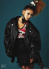 高清组图：李孝利性感登杂志 烟熏妆个性夸张