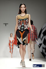 组图：韩国笑星名模齐聚亮相慈善时装秀