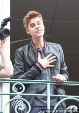 组图：比伯拿扩音喇叭开阳台演唱会