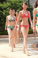 组图：中华小姐泳装照拍摄 选手血糖过低险晕倒