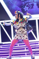 组图：hold住姐说相声造型似芙蓉 坦言多人追求