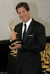 组图：艾美奖后台 导演史蒂芬-莱维坦捧奖杯乐不停