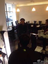 组图：谢霆锋巴黎录节目 学做火锅店竖大拇指