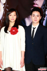 组图：余少群亮相惊悚大片《地下室惊魂》 蓝燕同台