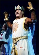 组图：音乐剧《蒙提-派森之火腿骑士》首尔首演