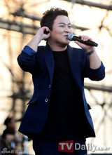 组图：《十月》演唱会隆重开幕 SJ圭贤捧场