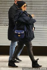 组图：Jay-Z一家三口乐融融 碧昂斯全副武装抱爱女