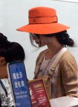 组图：范冰冰混搭穿着候机 手提名包表情多