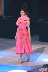 组图：港姐欧式复古礼服亮相 急智环节各显神通