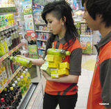 组图：G.E.M.秘捞做暑期工 冒雨倒水酷暑卖雪糕