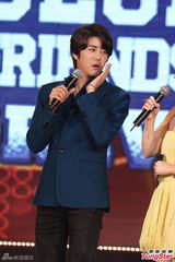 组图：韩团SECRET帝国之子轮番唱 闪光夫妇恩爱