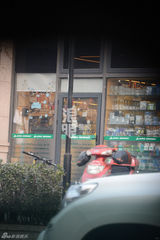 组图：谢楠独自回京吴京司机接送