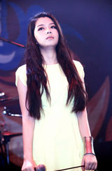 组图：朱婧唱响“豪门盛宴” 空灵唱腔征服球迷