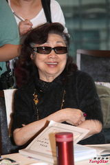 组图：白雪仙梅雪诗纪念任剑辉 贵气珠宝环身