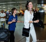 组图：滚石米克之子现身机场 与父相似度达99%