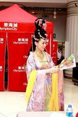 组图：佘诗曼新剧变刁蛮公主 开机仪式与陈豪搞笑