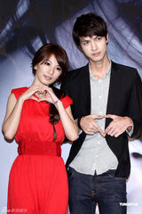 组图：Hebe单飞红裙亮相 与帅哥合影娇俏可人