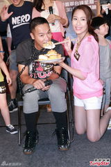 组图：郭晋安被绑塞泡芙 李诗韵李思捷咬面包