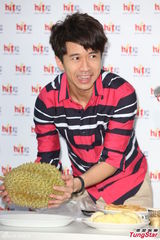 组图：光良亲手喂粉丝吃榴莲 被品冠催结婚生子