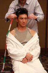 组图：吴奇隆入住杜莎蜡像馆 宽衣量身不忘搞怪