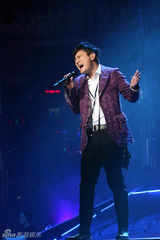 幻灯图：张信哲北京个唱演绎20年经典 打造万人KTV