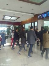 组图：李敏镐春晚彩排快闪 深色大衣黑超帅酷