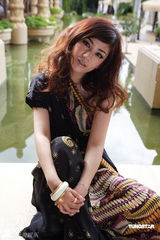 幻灯图：黄奕南非拍大片 轻松惬意享受生活