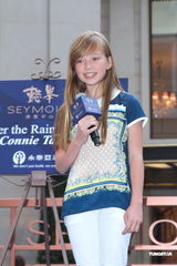 组图：英国小萝莉康妮抵港开唱 想去迪士尼乐园