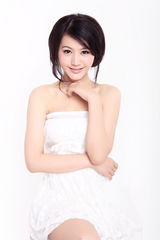 组图：杨渝渝冬日写真曼妙身姿展魅力