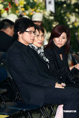 高清：已故艺人陈鸿烈设灵 蔡少芬佘诗曼素颜现身