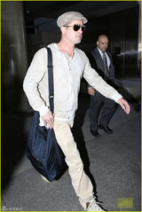 组图：布拉德皮特独自现身 贝雷帽配黑超帅气