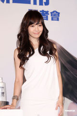 组图：待嫁新娘侯佩岑亮丽现身 浪漫卷发造型显甜美