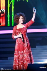 组图：蔡琴宝刀不老香港开唱 服装抢眼红袍闪金光