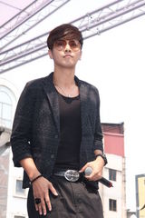 组图：罗志祥举行签唱会 发豪语称破纪录就全裸