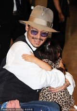 组图：德普携女友和子女亮相机场 搞怪逗小粉丝