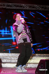 高清：众歌手跨年忙不停 阿Sa(蔡卓妍)陪市民倒数迎2010