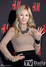 组图：少时Sunny孝渊出席秋装活动美胸美腿迷人