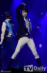 组图：SHINee复古亮相《冠军秀》4minute潮味足