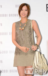 组图：少时Sunny与李泰兰等为某品牌化妆品站台