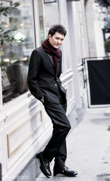 组图：冯绍峰漫步巴黎街头展招牌式微笑