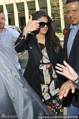 组图：赛琳娜与宅男粉丝大方合照显亲和