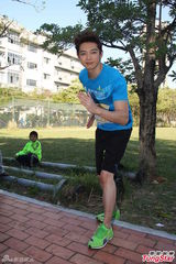 组图：辰亦儒出席运动会 与小朋友装嫩卖萌