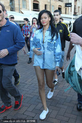 组图：蕾哈娜悉尼海港现身大秀美腿