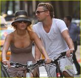 高清组图：莱昂纳多和莱弗利纽约街头骑车秀恩爱