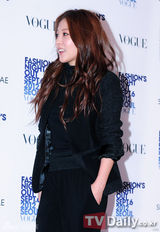 组图：尹恩惠BoA等出席活动火辣身材大比拼