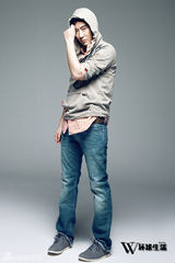 组图：高梓淇变身都市白领 优雅从容演绎服装大片