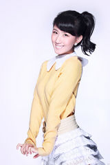 组图：漂亮宝贝子夜秀美腿 全新写真走简约风