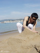 幻灯图：子义戛纳拍写真 阳光男孩沙滩耍酷